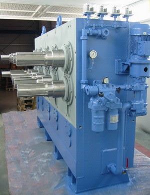 In der Fertigungshalle von der Firma KACHELMANN GETRIEBE GmbH steht das Mischergetriebe, welches blau lackiert wurde, mit grauen Details an der linken Seite. KACHELMANN GETRIEBE GmbH